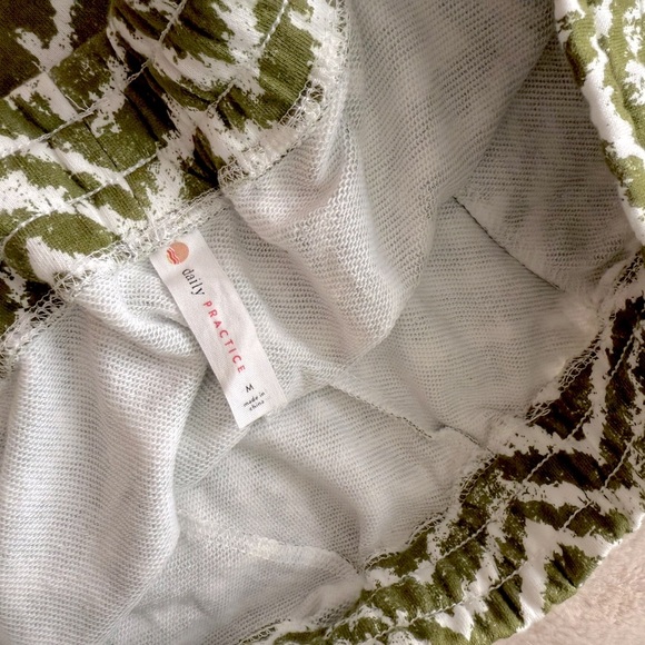 NWT Anthropologie Daily Practice Short Green White Chevron Size M - Picture 6 of 6